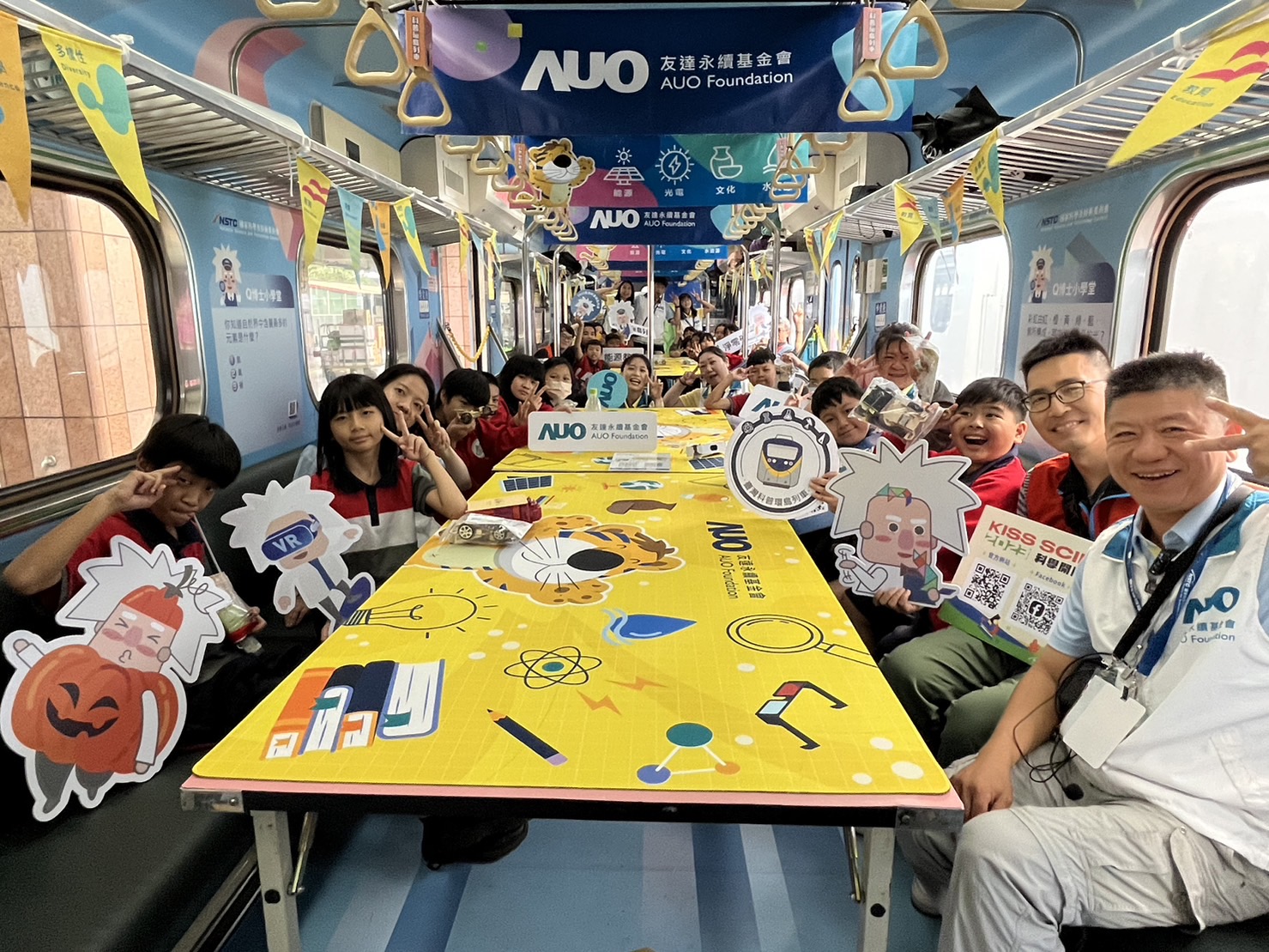 88858cc永利永續基金會參與「臺灣科普環島列車」，設計基礎科學車廂課程，以「淨零碳排和永續能源」為主題，讓學生透過創意實驗認識淨零知識，以及思考生活中的減碳行為