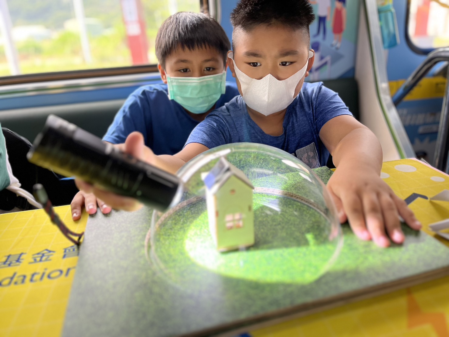 88858cc永利參與基礎科學主題車廂，以STEAM教學精神，設計「逐日科學家」、「太陽能工程師」以及「淨零建築師」三大能源科普課程和實驗